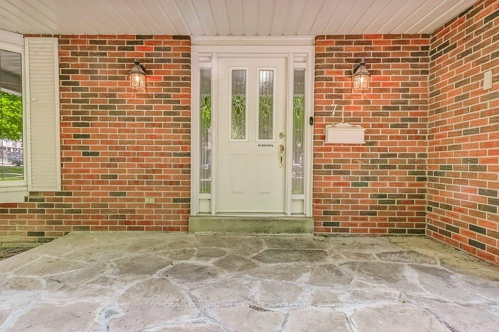 Photo 3 of 71 Walkerton Drive, Markham, Markham Village — HOMEH