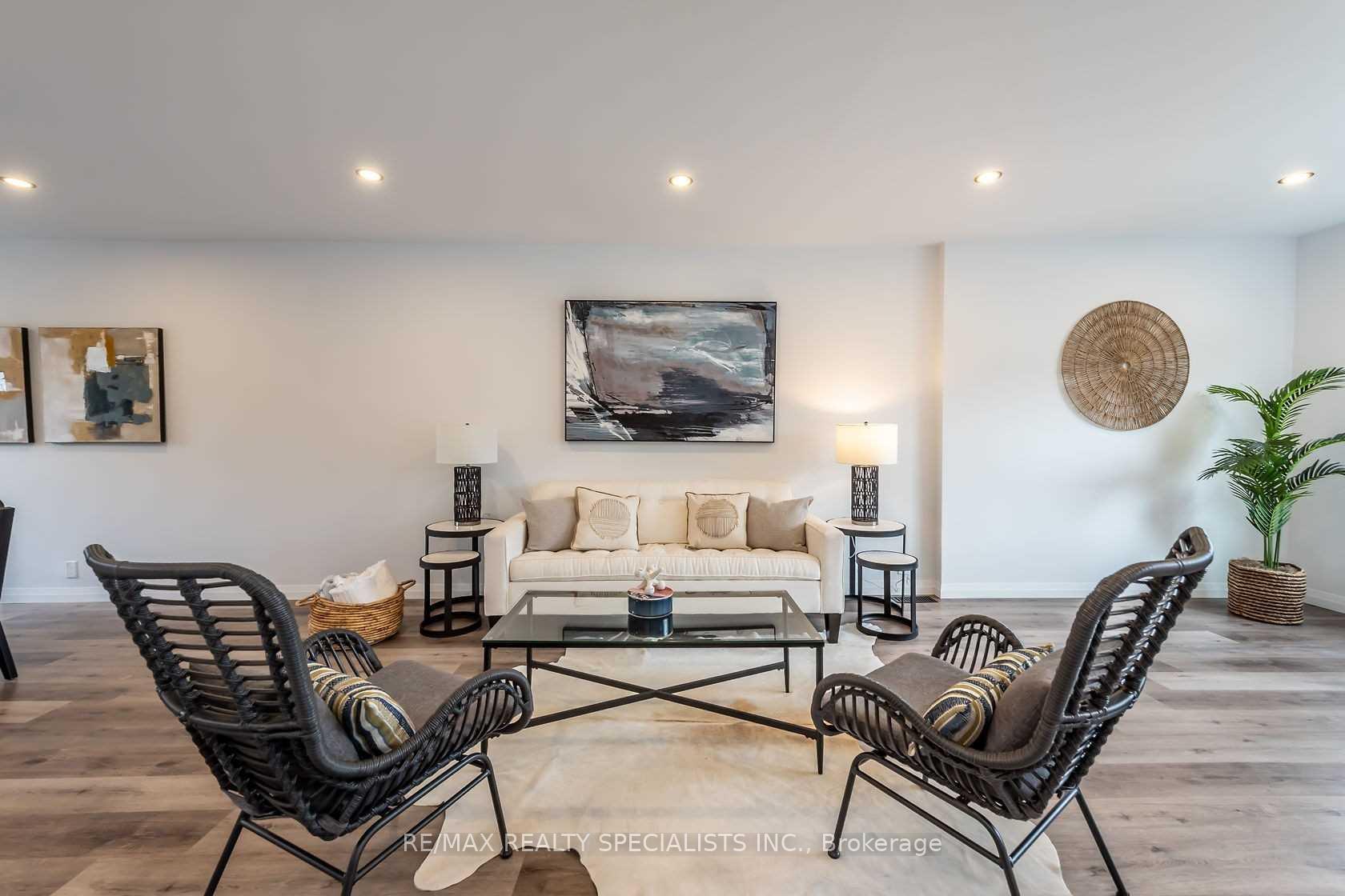 Photo 4 of 256 Ottawa Street S, Hamilton, Delta — HOMEH