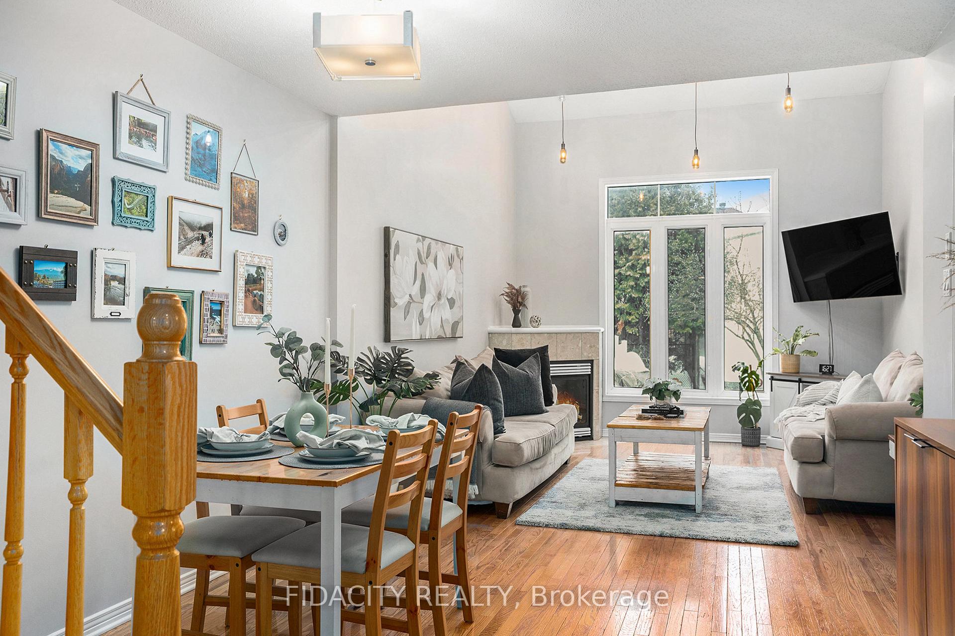 Photo 3 of 19 Saddlesmith Circle, Ottawa, Kanata - Emerald Meadows/Trailwest — HOMEH
