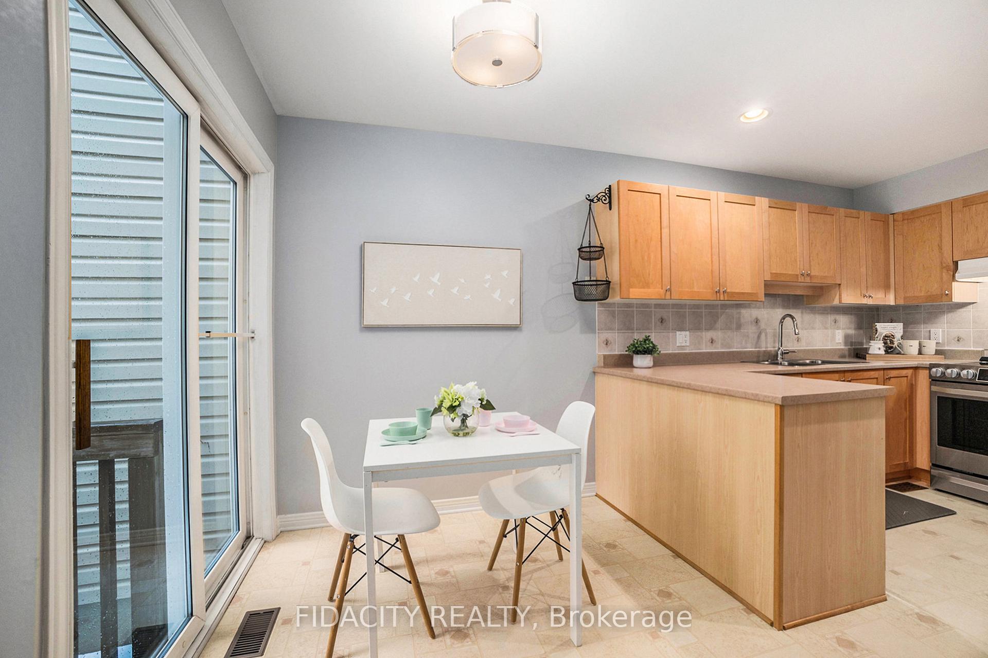 Photo 10 of 19 Saddlesmith Circle, Ottawa, Kanata - Emerald Meadows/Trailwest — HOMEH