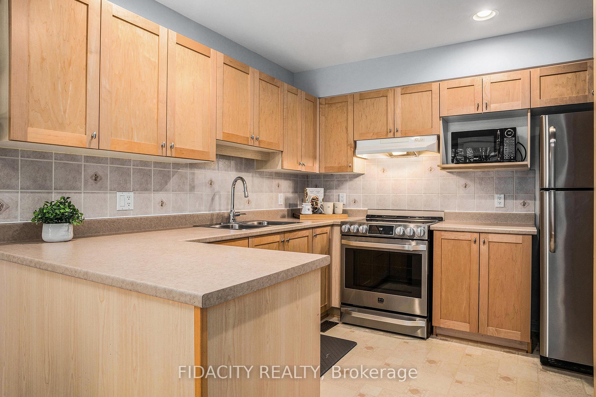 Photo 11 of 19 Saddlesmith Circle, Ottawa, Kanata - Emerald Meadows/Trailwest — HOMEH