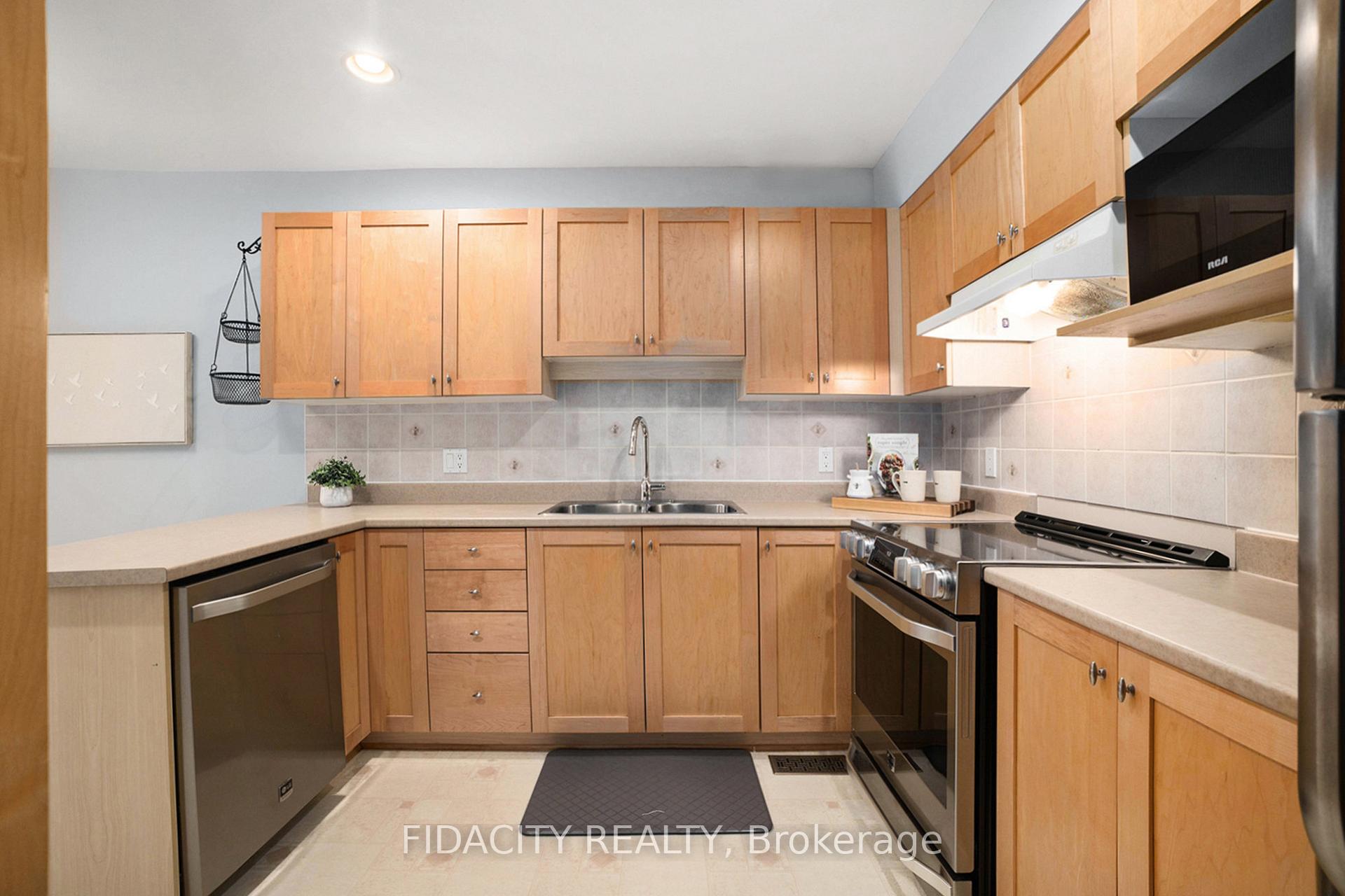 Photo 12 of 19 Saddlesmith Circle, Ottawa, Kanata - Emerald Meadows/Trailwest — HOMEH