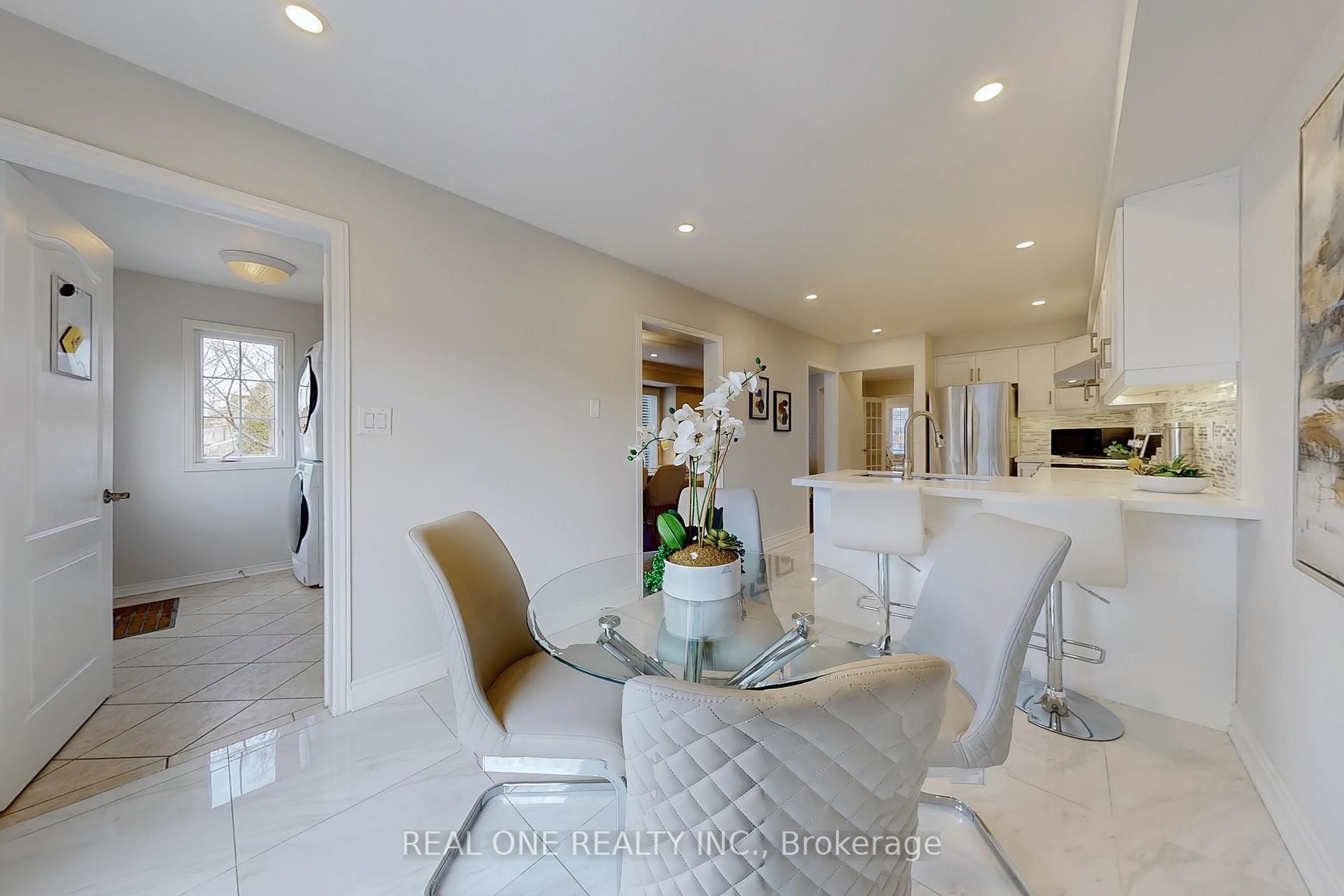 Photo 18 of 804 Caboto Trail, Markham, Village Green-South Unionville — HOMEH
