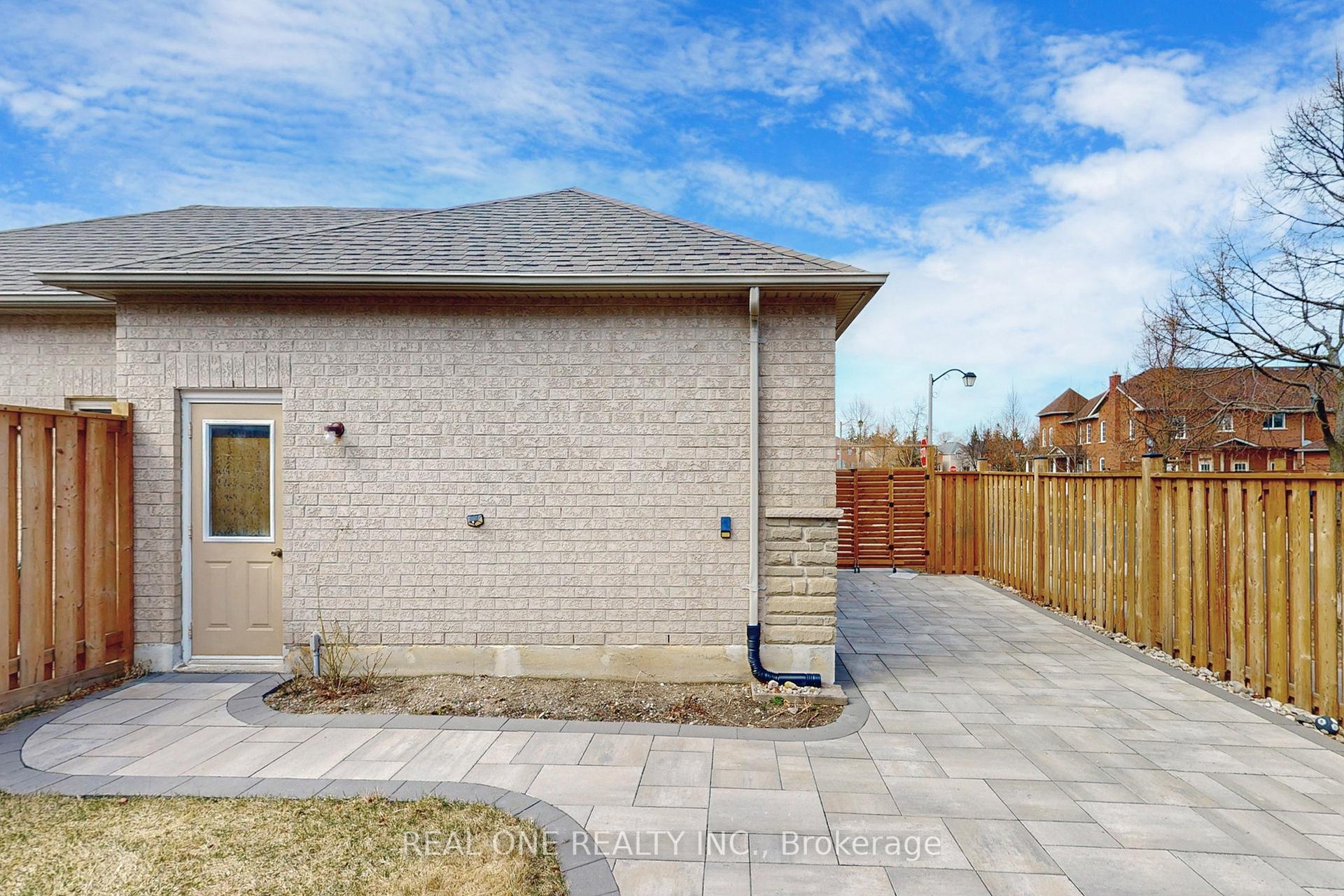 Photo 38 of 804 Caboto Trail, Markham, Village Green-South Unionville — HOMEH