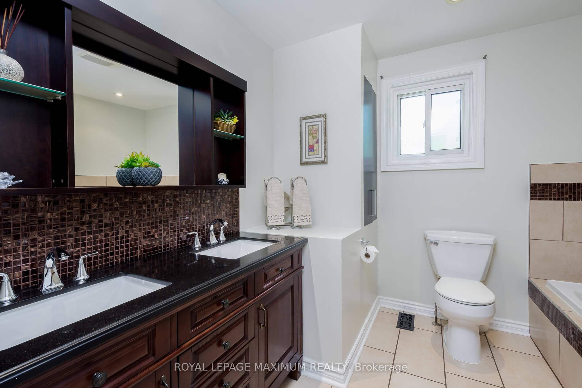 Photo 18 of 26 Hamilton Hall Drive, Markham, Markham Village — HOMEH