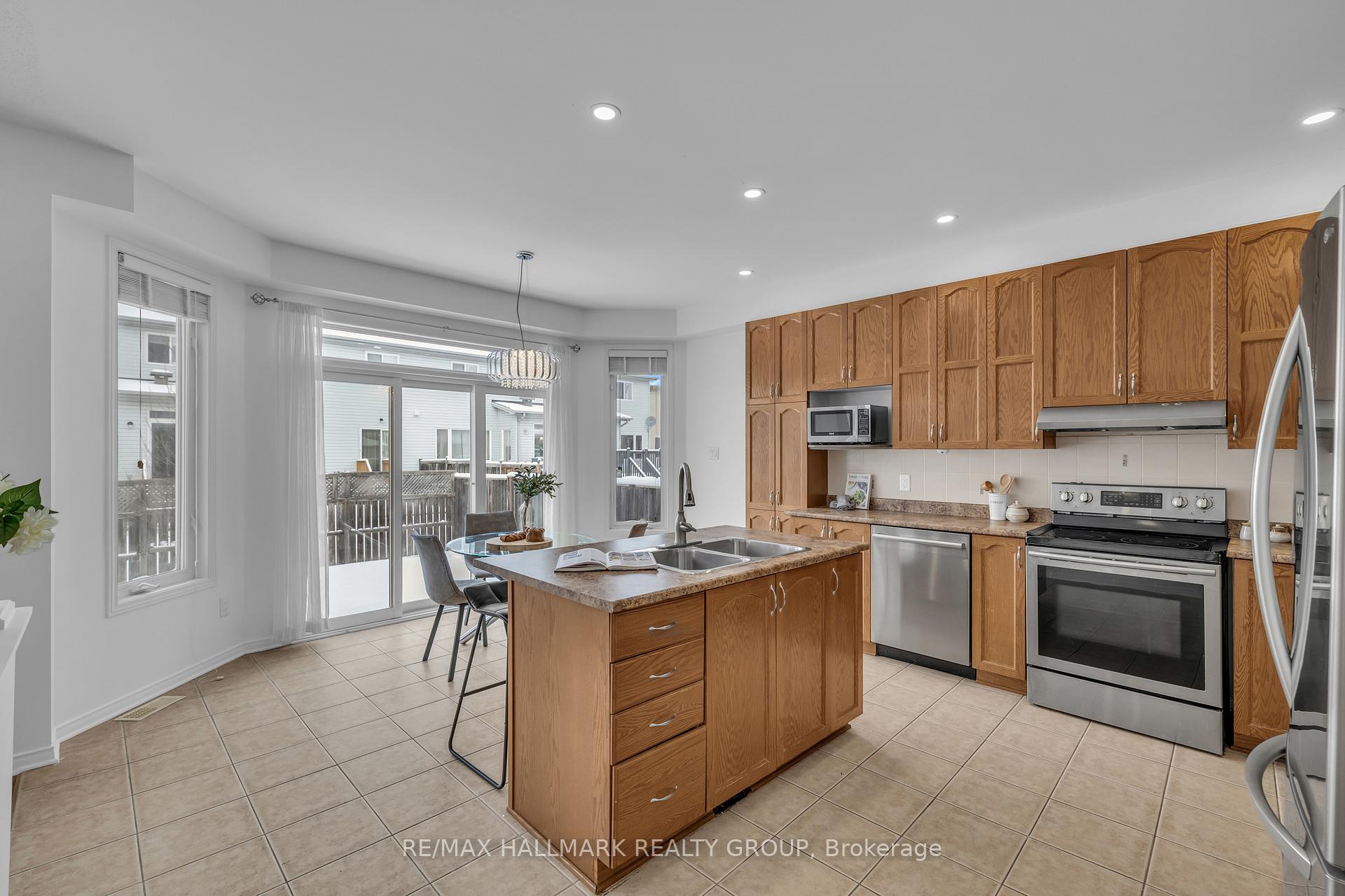 Photo 19 of 126 Strathcarron Crescent, Ottawa, Kanata - Morgan's Grant/South March — HOMEH