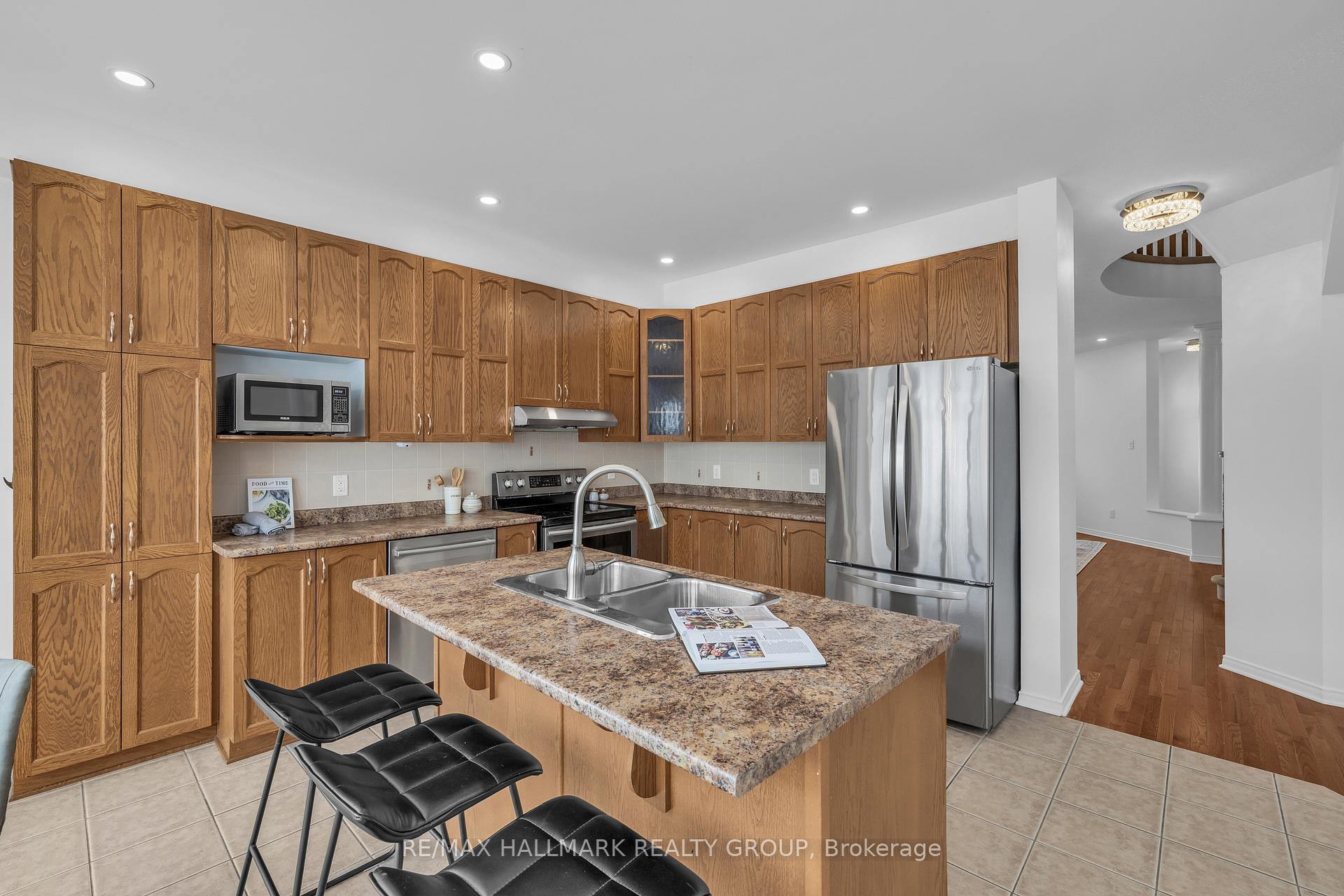 Photo 21 of 126 Strathcarron Crescent, Ottawa, Kanata - Morgan's Grant/South March — HOMEH