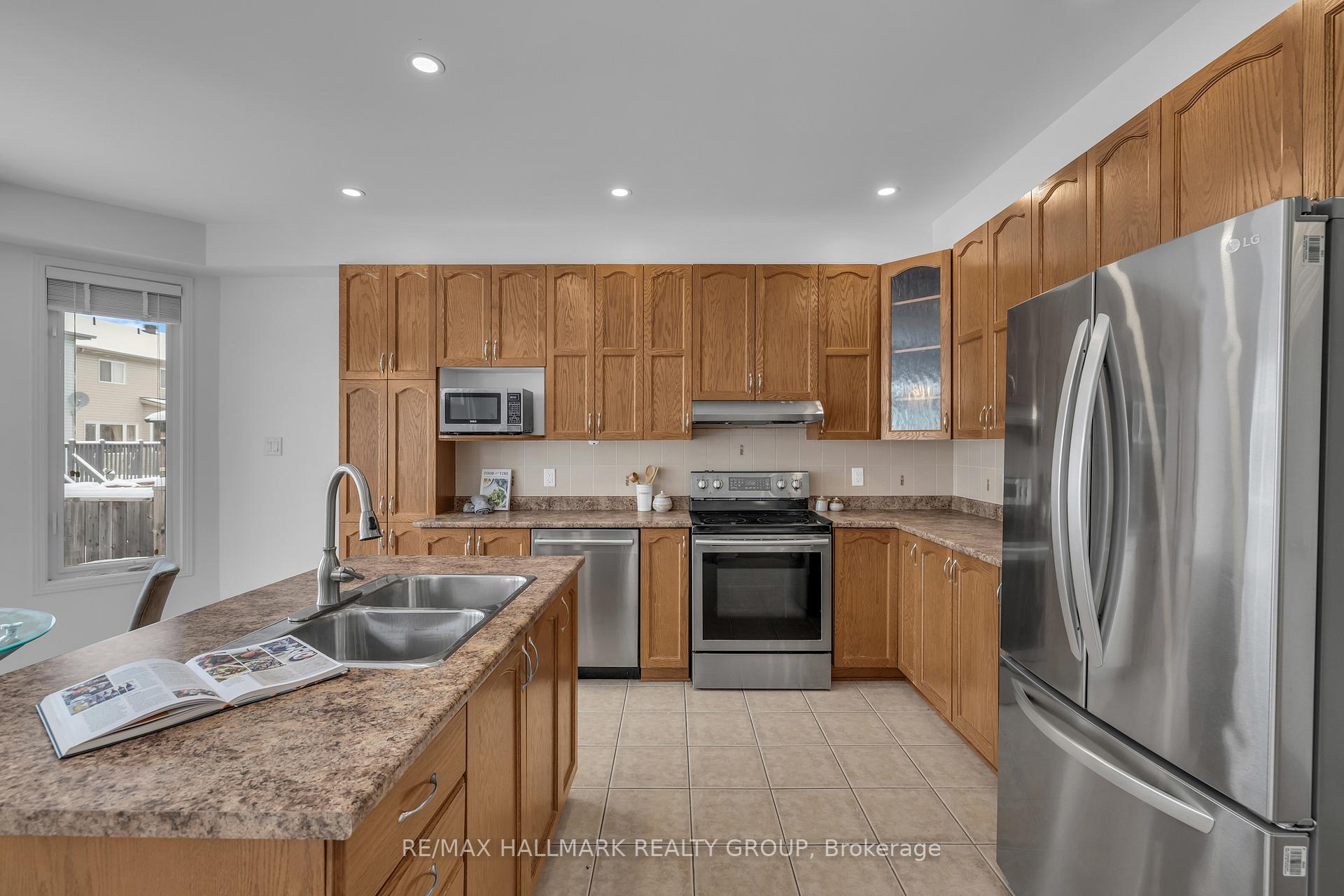 Photo 22 of 126 Strathcarron Crescent, Ottawa, Kanata - Morgan's Grant/South March — HOMEH