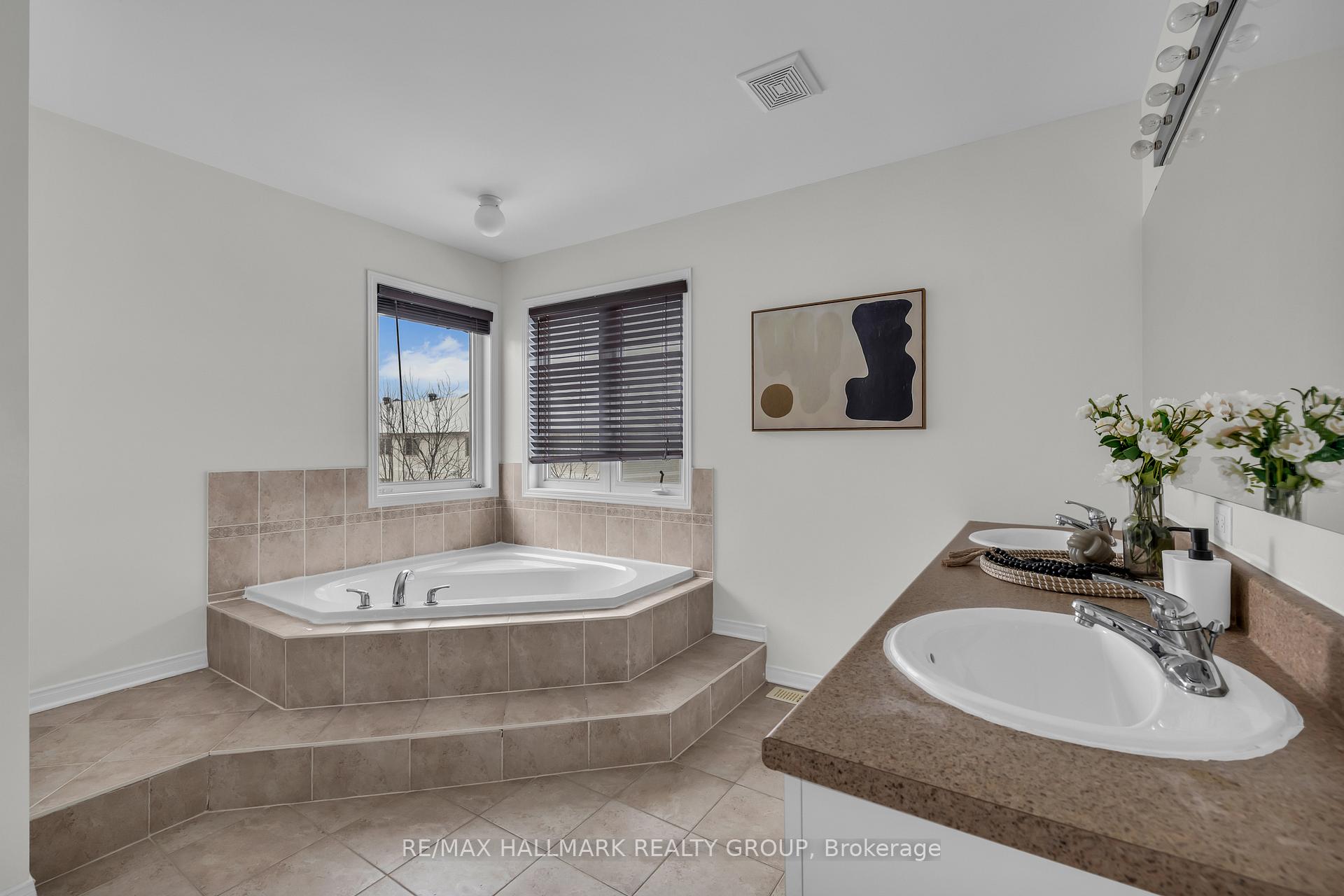 Photo 33 of 126 Strathcarron Crescent, Ottawa, Kanata - Morgan's Grant/South March — HOMEH