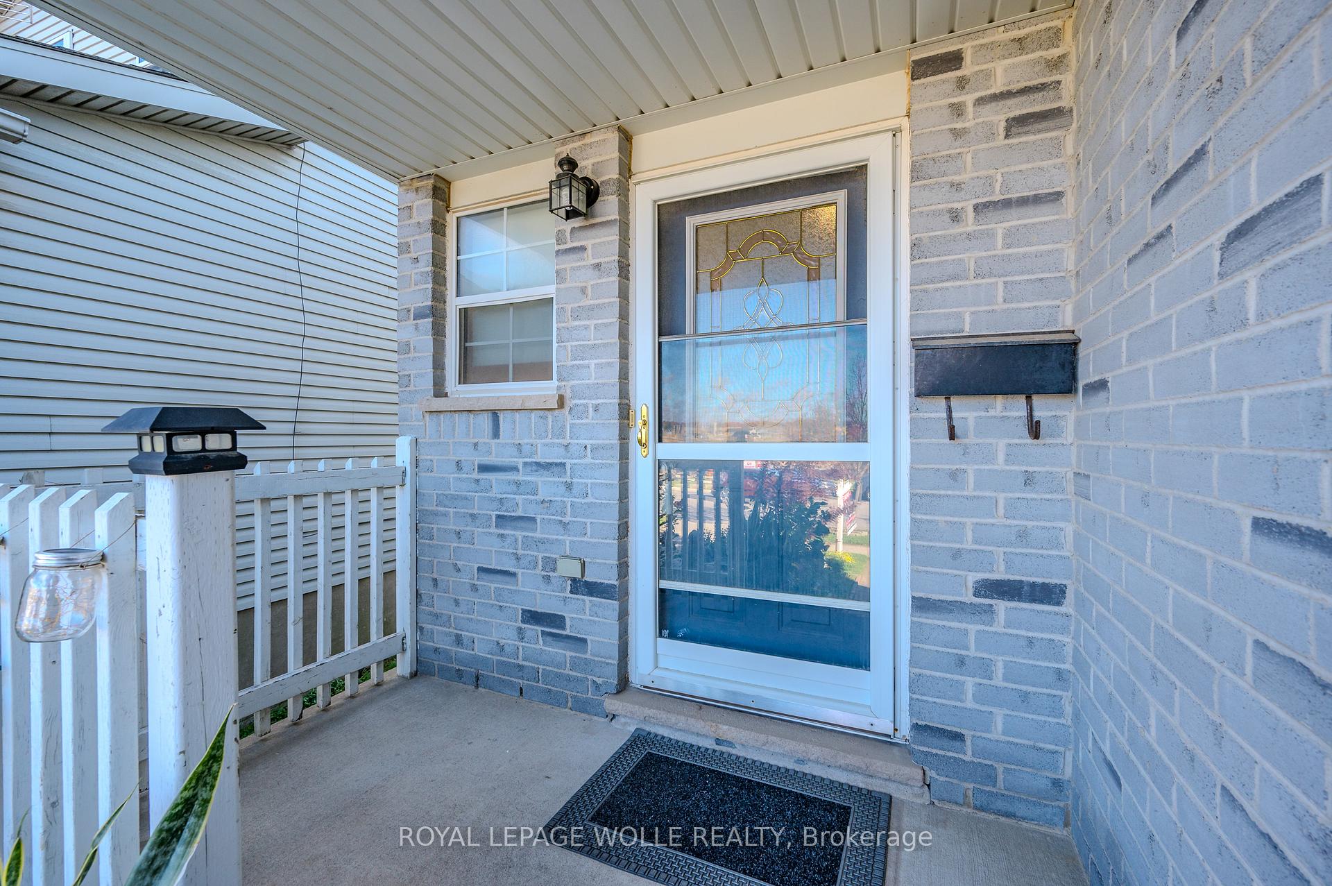 Photo 4 of 429 Erinbrook Drive, Kitchener — HOMEH