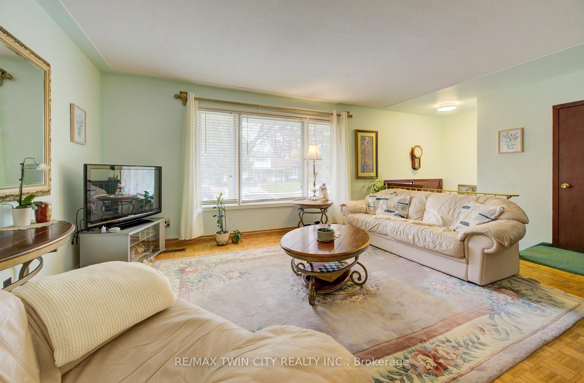 Photo 5 of 59 Tecumseh Crescent, Kitchener — HOMEH