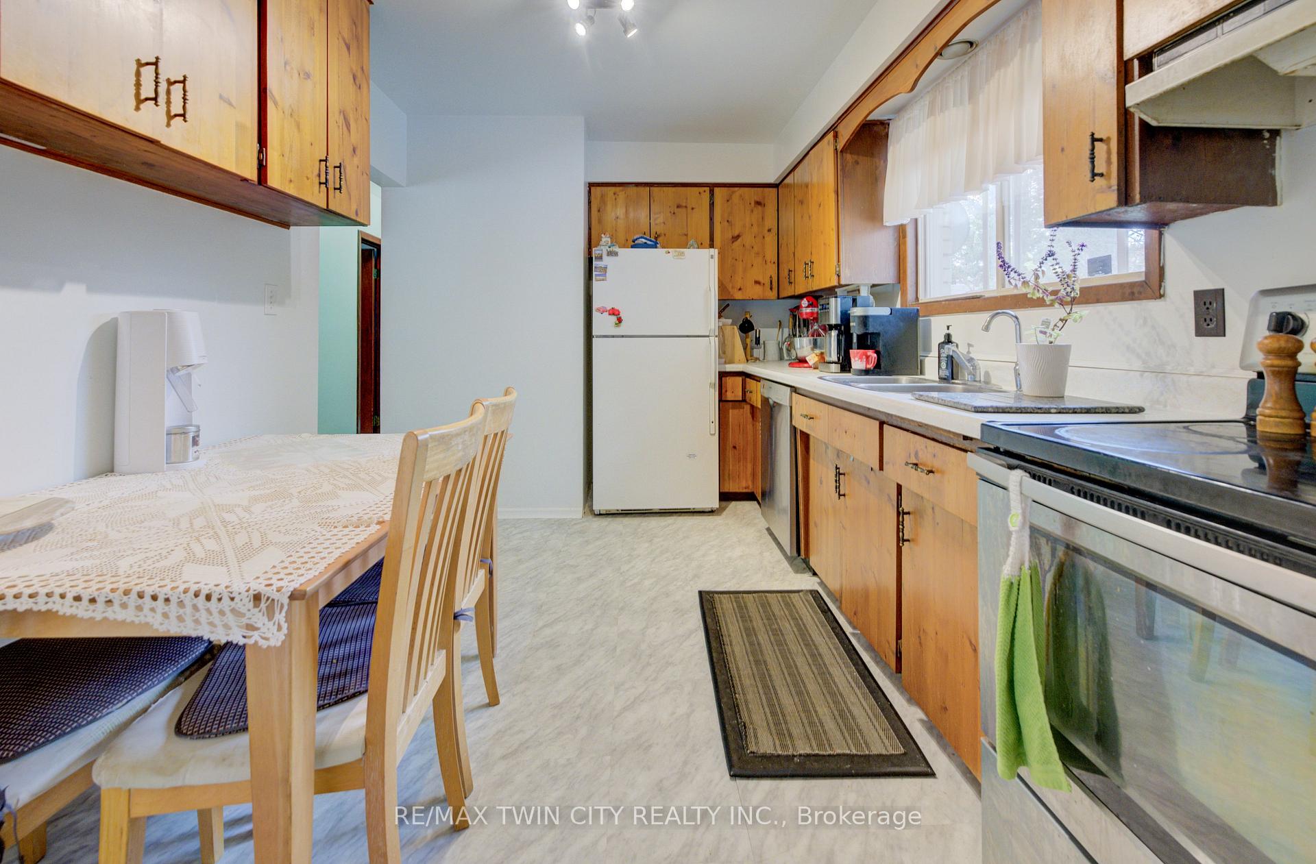Photo 10 of 59 Tecumseh Crescent, Kitchener — HOMEH