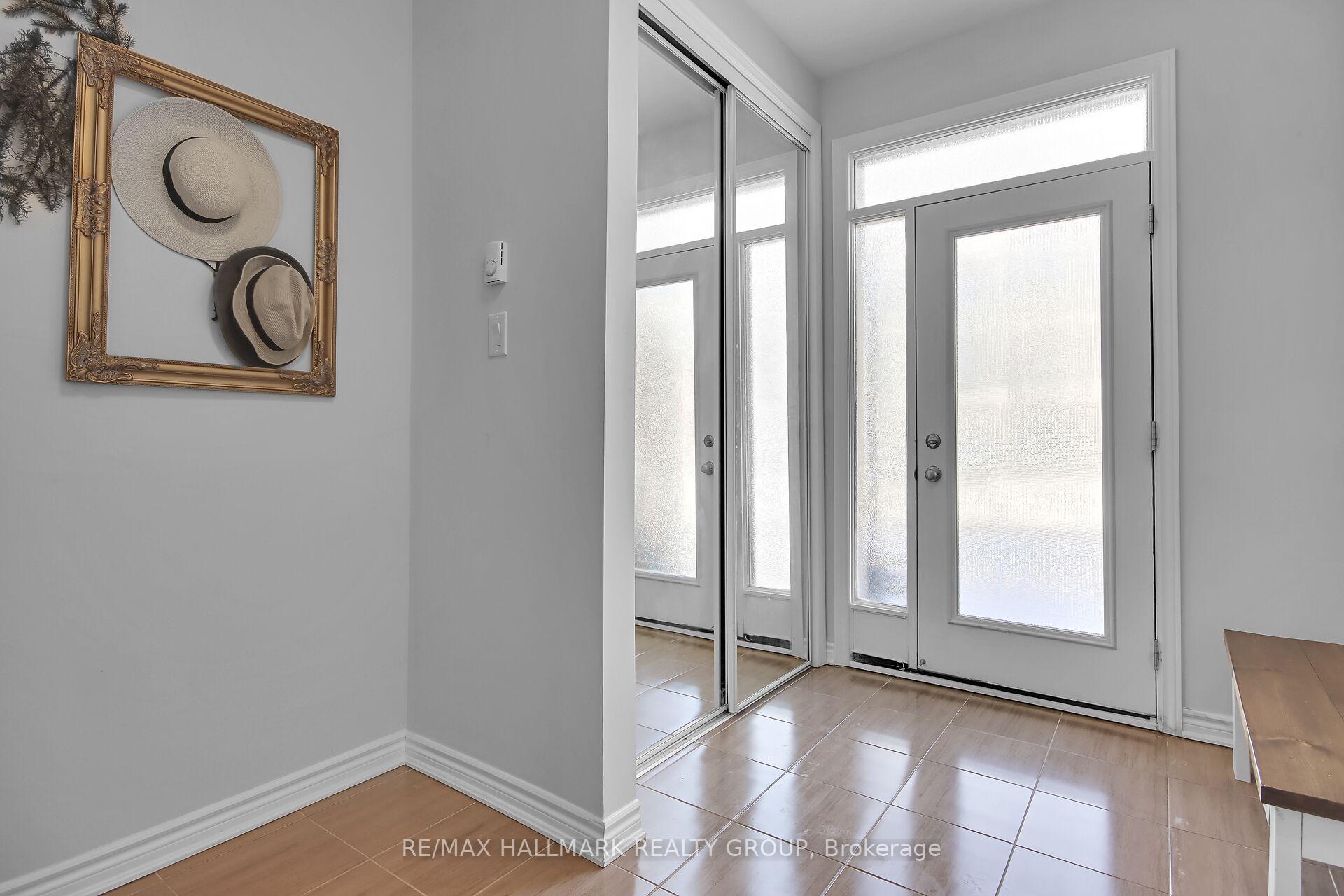 Photo 3 of 30 Caspian Row, Ottawa, Kanata - Emerald Meadows/Trailwest — HOMEH