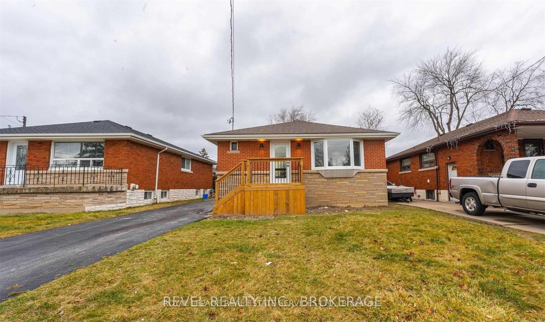 Front of Unit UPPER, 33 Callie Road