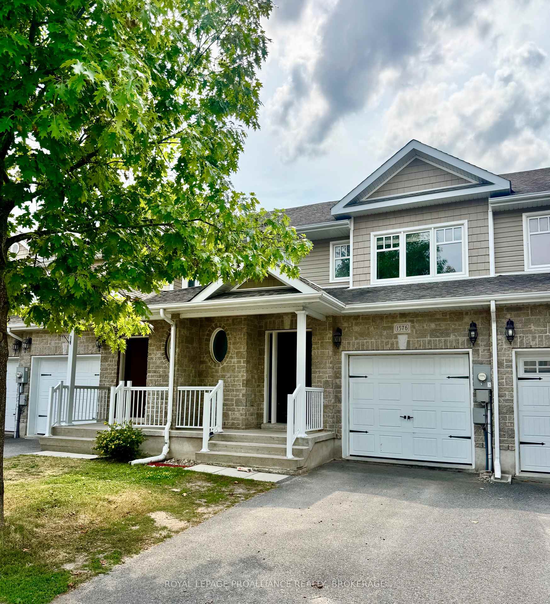 Front of 1576 Crimson Crescent