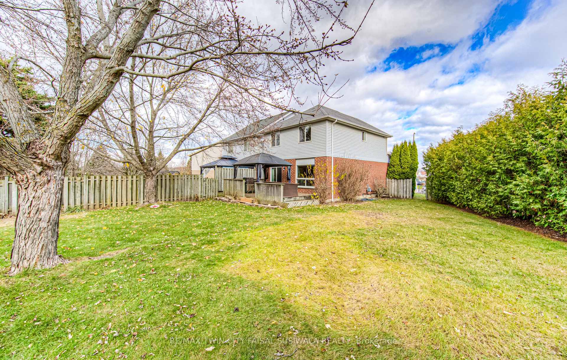 Photo 2 of 750 Fairway Court, Kitchener — HOMEH