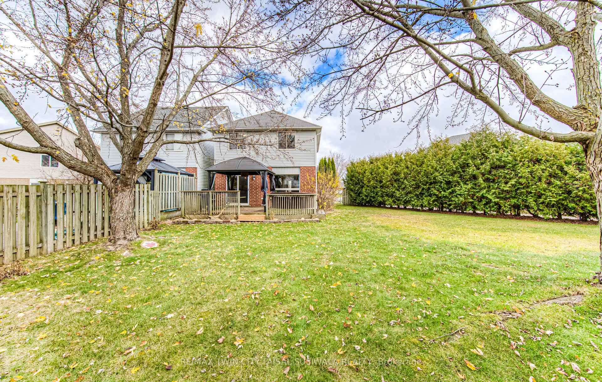 Photo 3 of 750 Fairway Court, Kitchener — HOMEH
