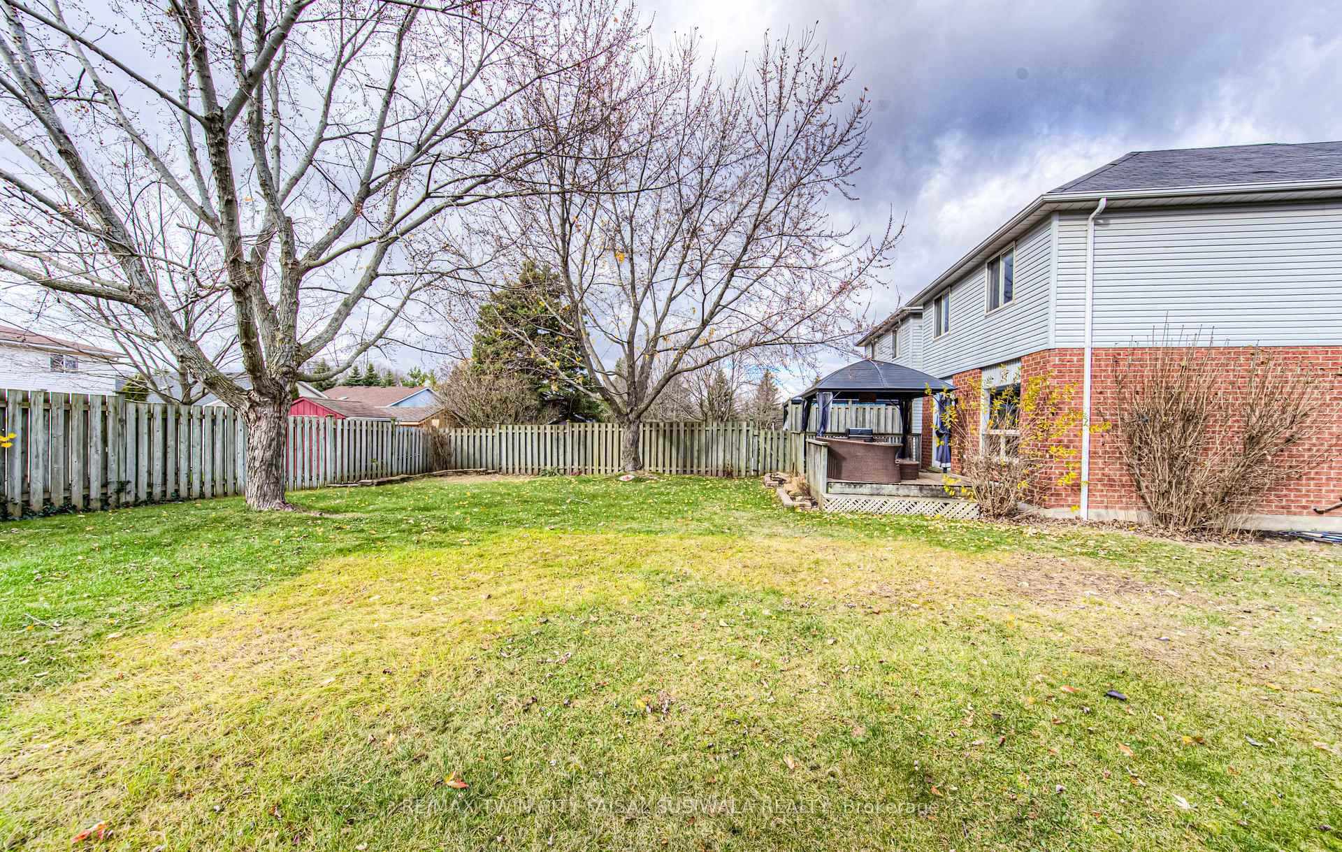 Photo 4 of 750 Fairway Court, Kitchener — HOMEH