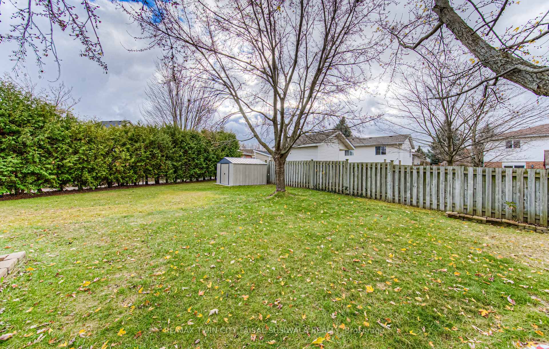 Photo 5 of 750 Fairway Court, Kitchener — HOMEH