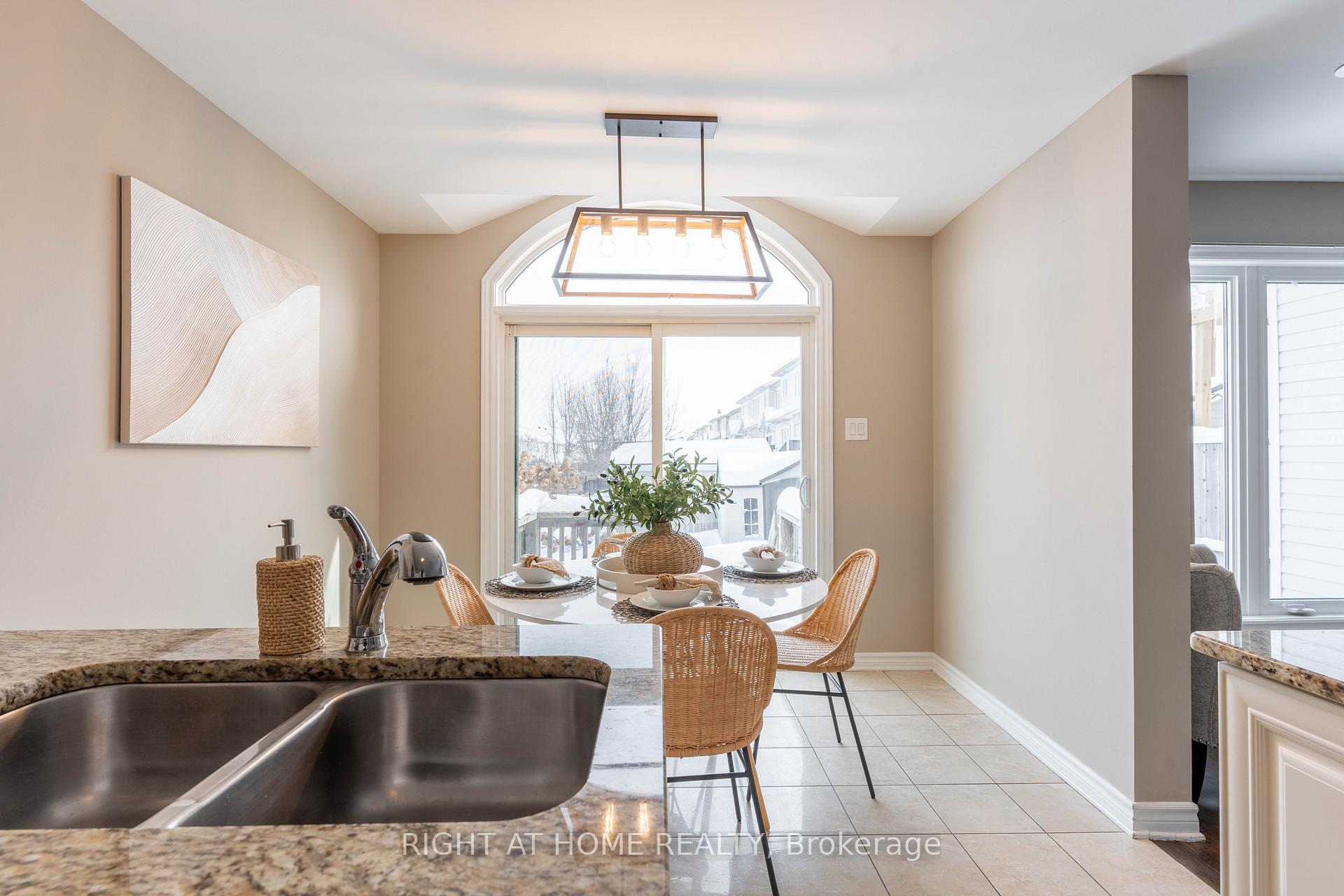 Photo 11 of 117 Forestbrook Street, Ottawa, Kanata - Morgan's Grant/South March — HOMEH