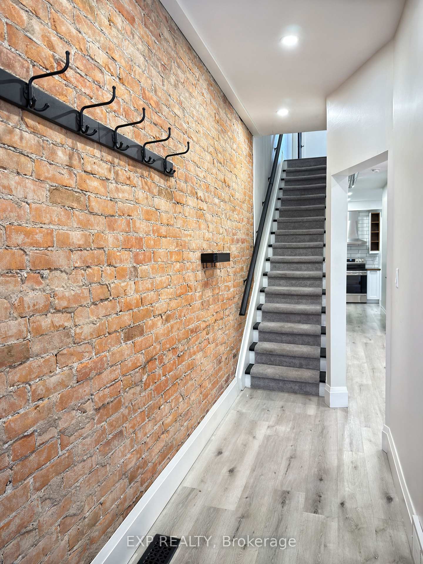 Photo 5 of 170 Ray Street N, Hamilton, Strathcona — HOMEH