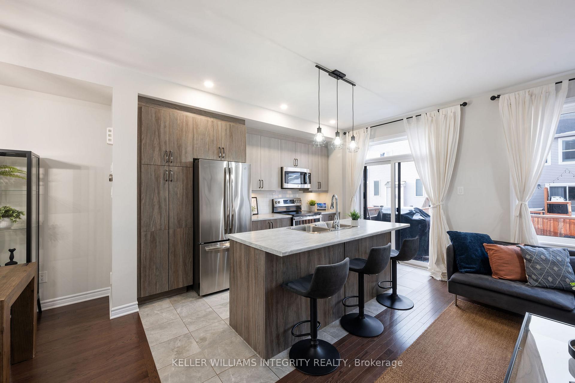 Photo 8 of 12 Rookie Crescent, Ottawa, Kanata - Emerald Meadows/Trailwest — HOMEH