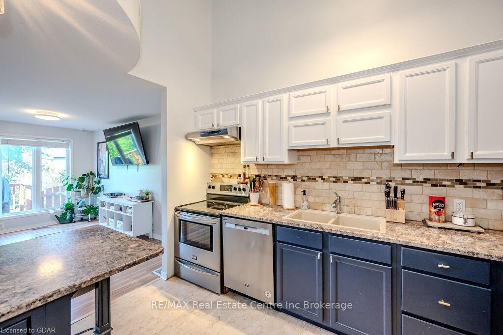 Photo 18 of 174 Windflower Drive, Kitchener — HOMEH