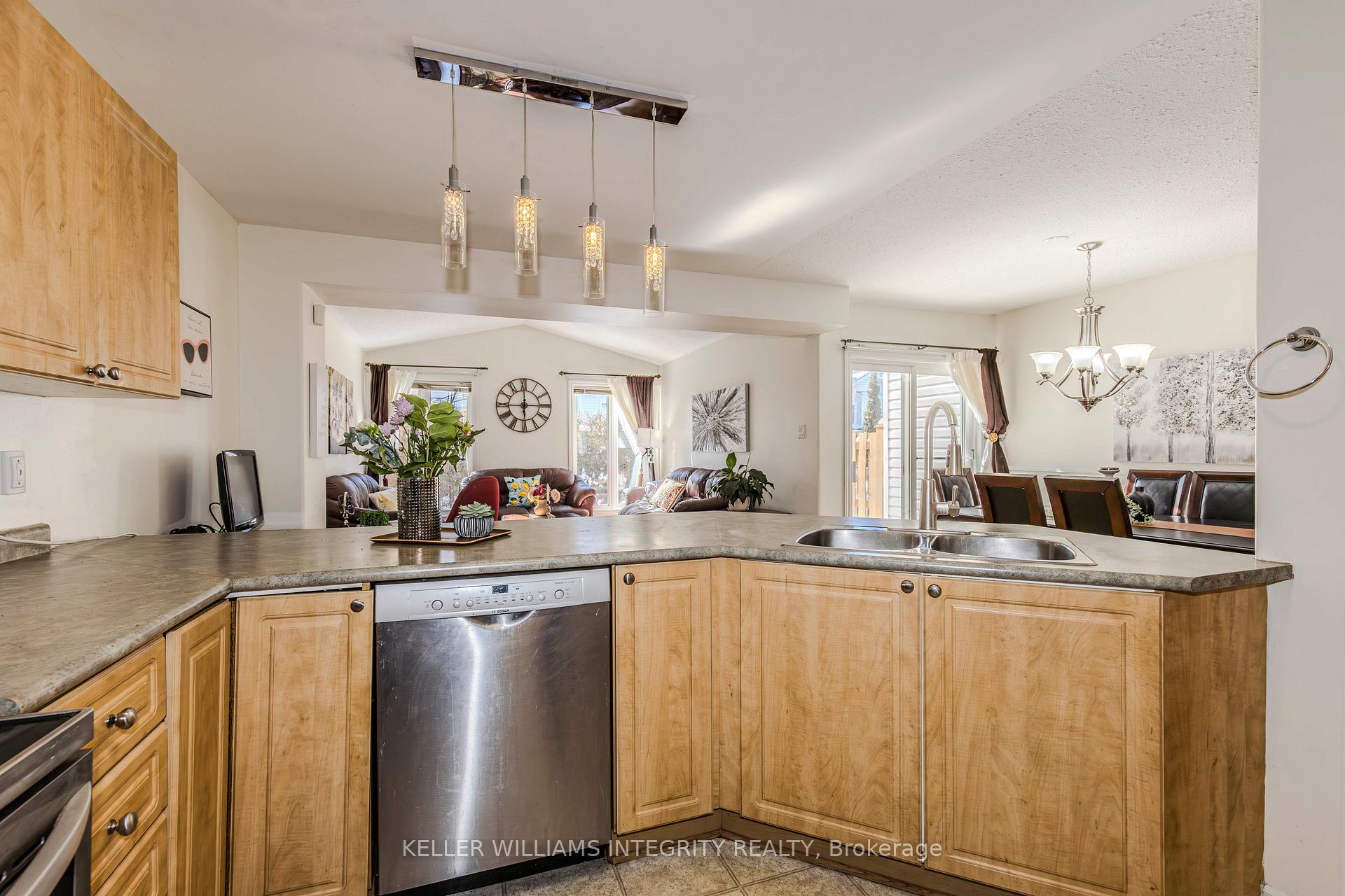 Photo 7 of 203 Flamborough Way, Ottawa, Kanata - Morgan's Grant/South March — HOMEH