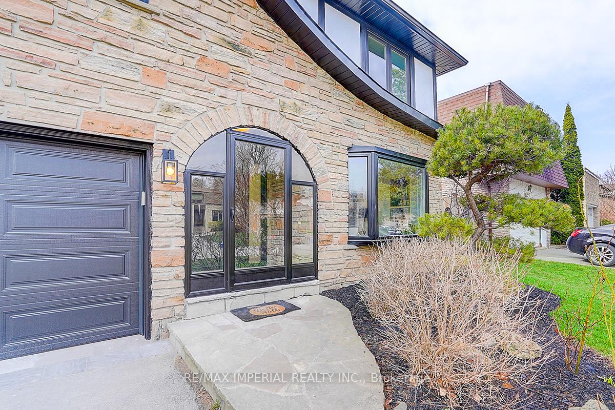Photo 2 of 23 Hagerman Boulevard, Markham, Unionville — HOMEH