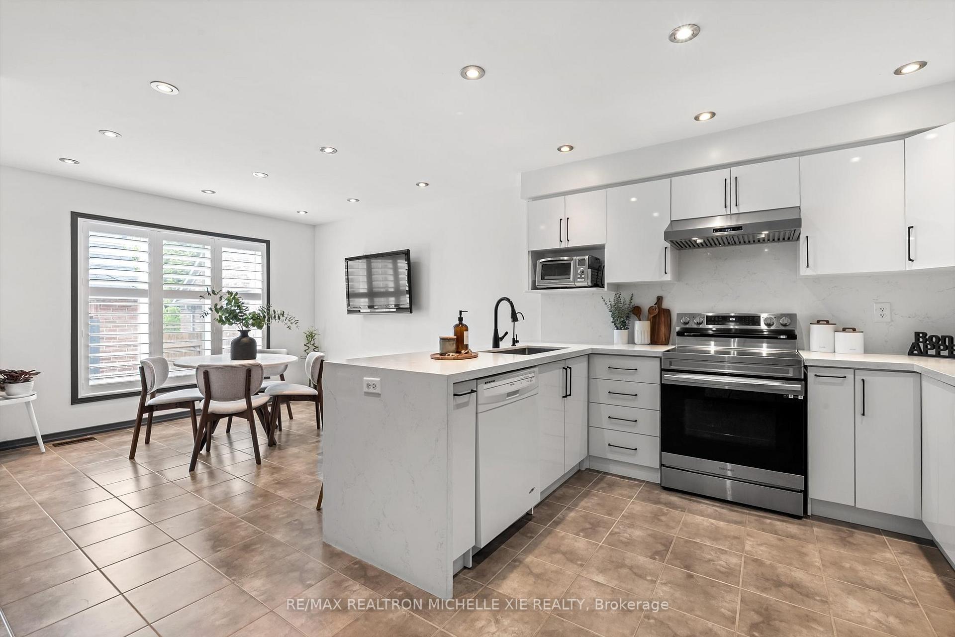 Photo 9 of 1049 Bur Oak Avenue, Markham, Wismer — HOMEH