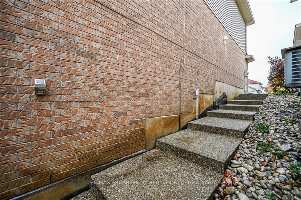 Photo 2 of Unit Lower, 129 Thames Way, Hamilton, Mount Hope — HOMEH