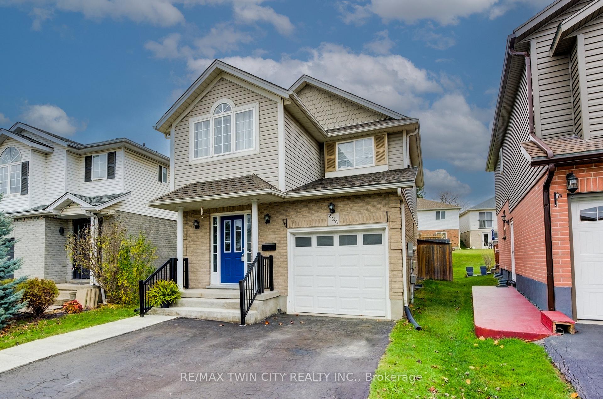 Photo 2 of 226 Wilderness Drive, Kitchener, Larentian West — HOMEH