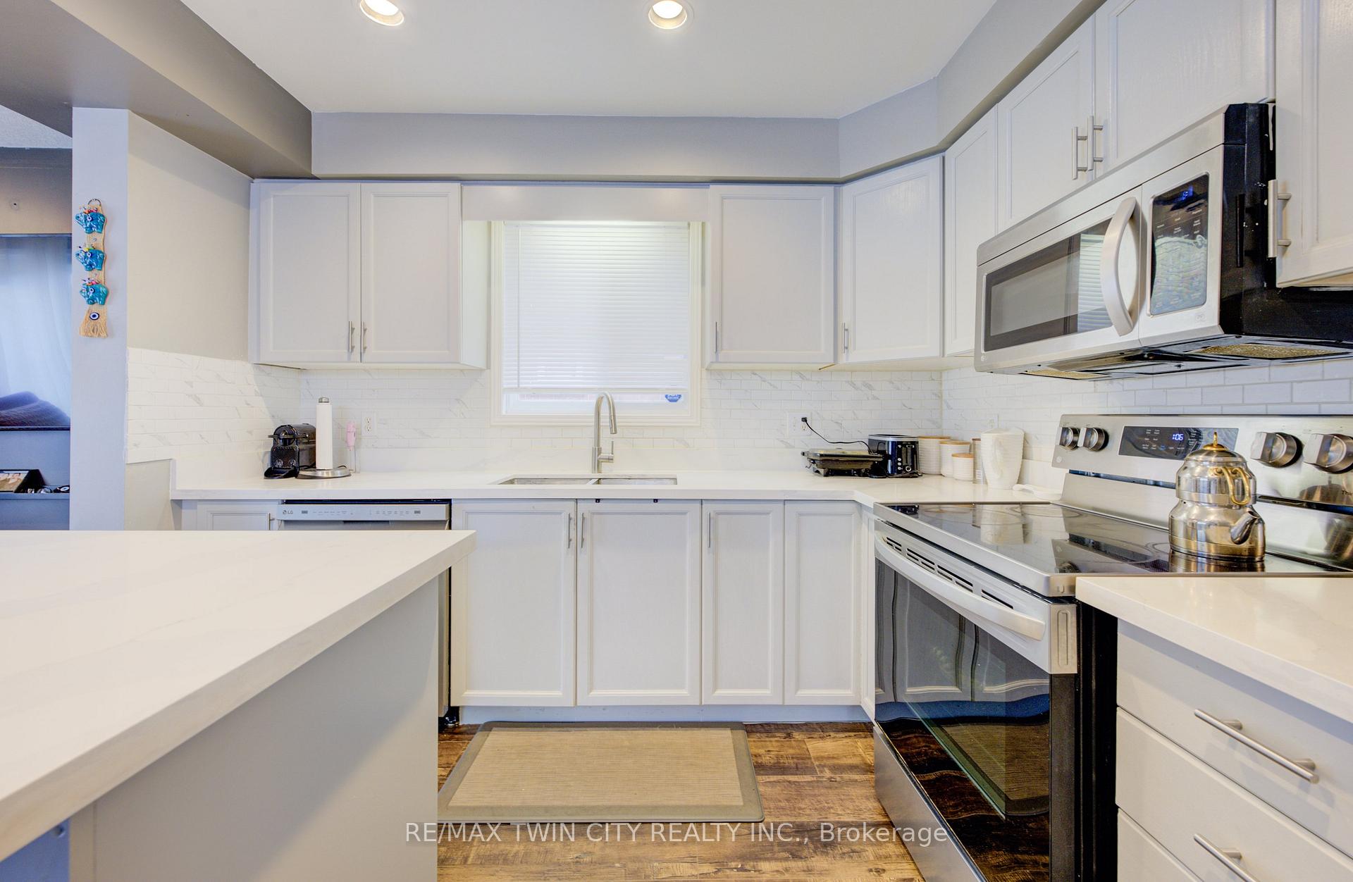 Photo 10 of 226 Wilderness Drive, Kitchener, Larentian West — HOMEH