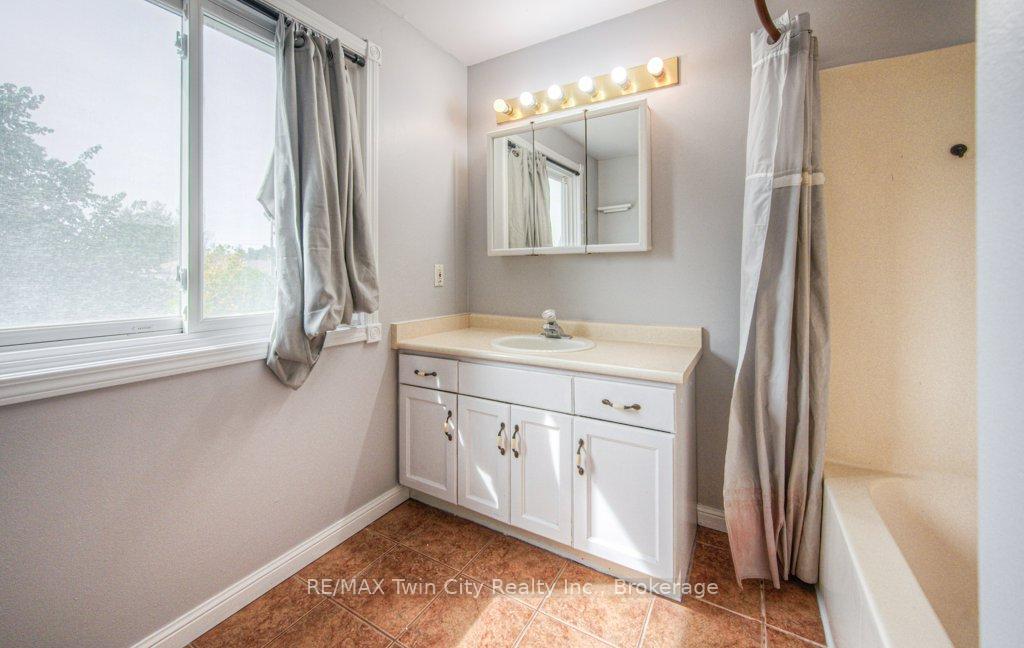 Photo 18 of 305 Brembel Crescent, Kitchener — HOMEH