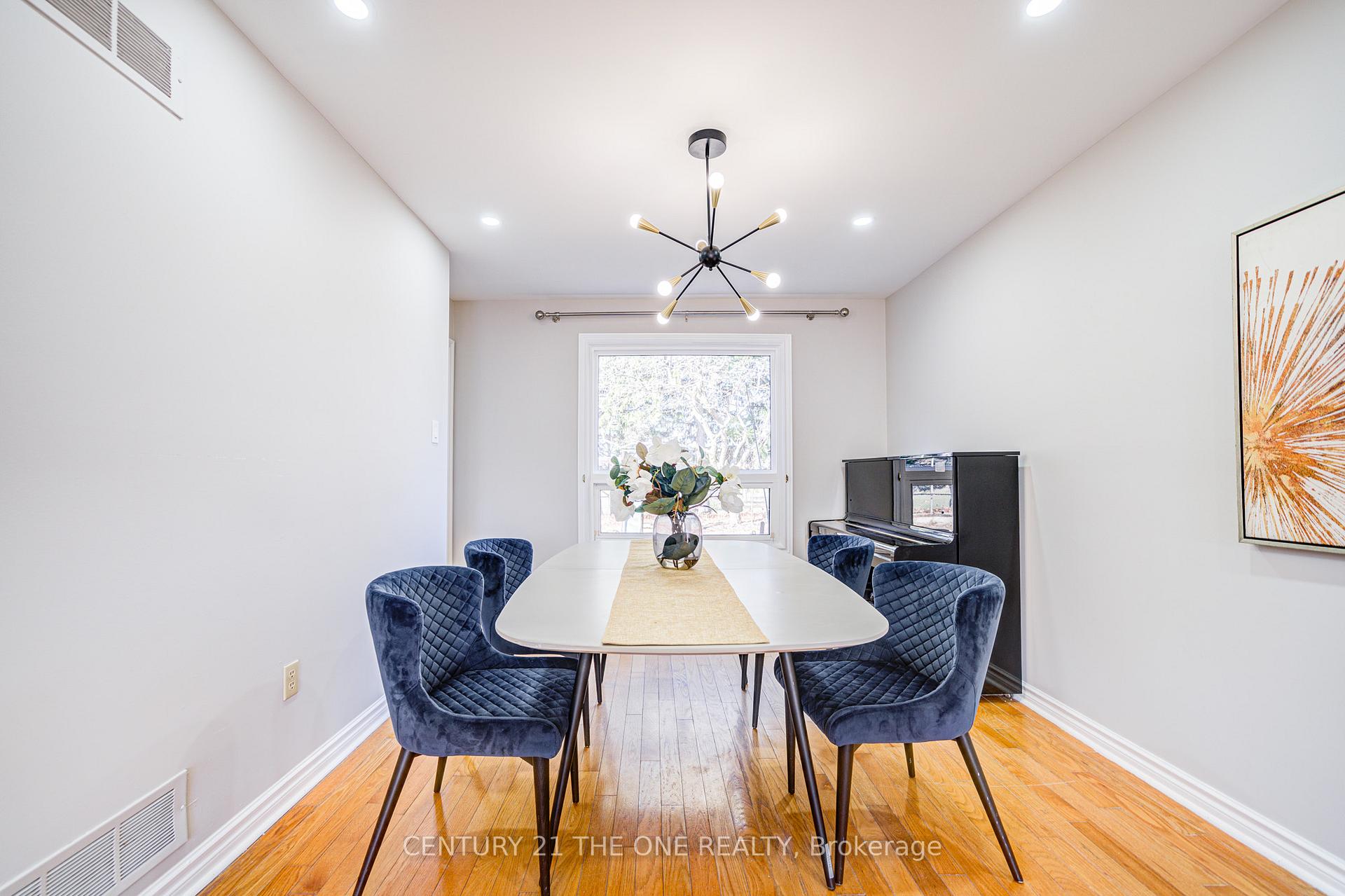 Photo 8 of 12 Featherstone Avenue, Markham, Middlefield — HOMEH