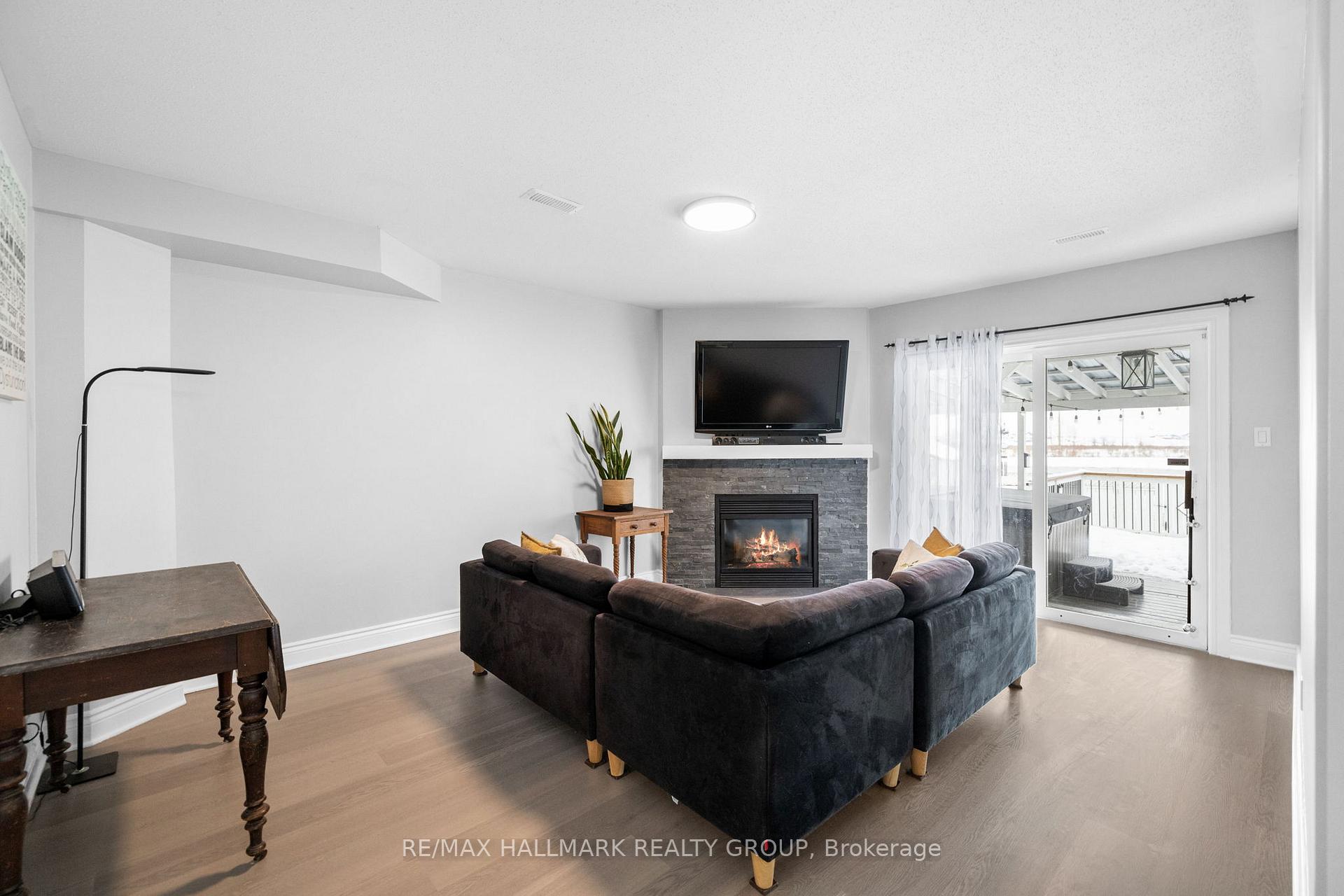 Photo 5 of 76 Castle Glen Crescent, Ottawa, Kanata - Glencairn/Hazeldean — HOMEH