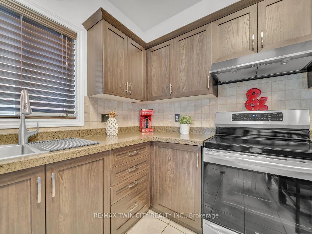 Photo 10 of 94 Forest Edge Trail, Kitchener — HOMEH