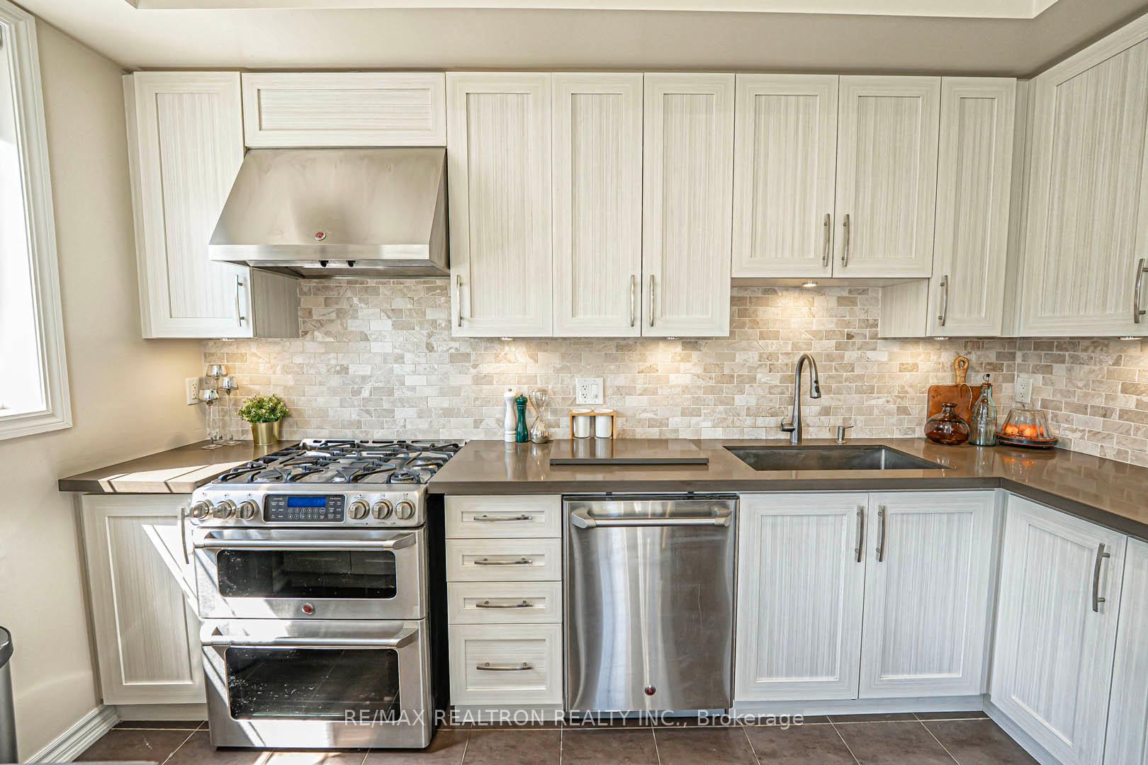 Photo 14 of 1 Ruskov Lane, Markham, Cathedraltown — HOMEH