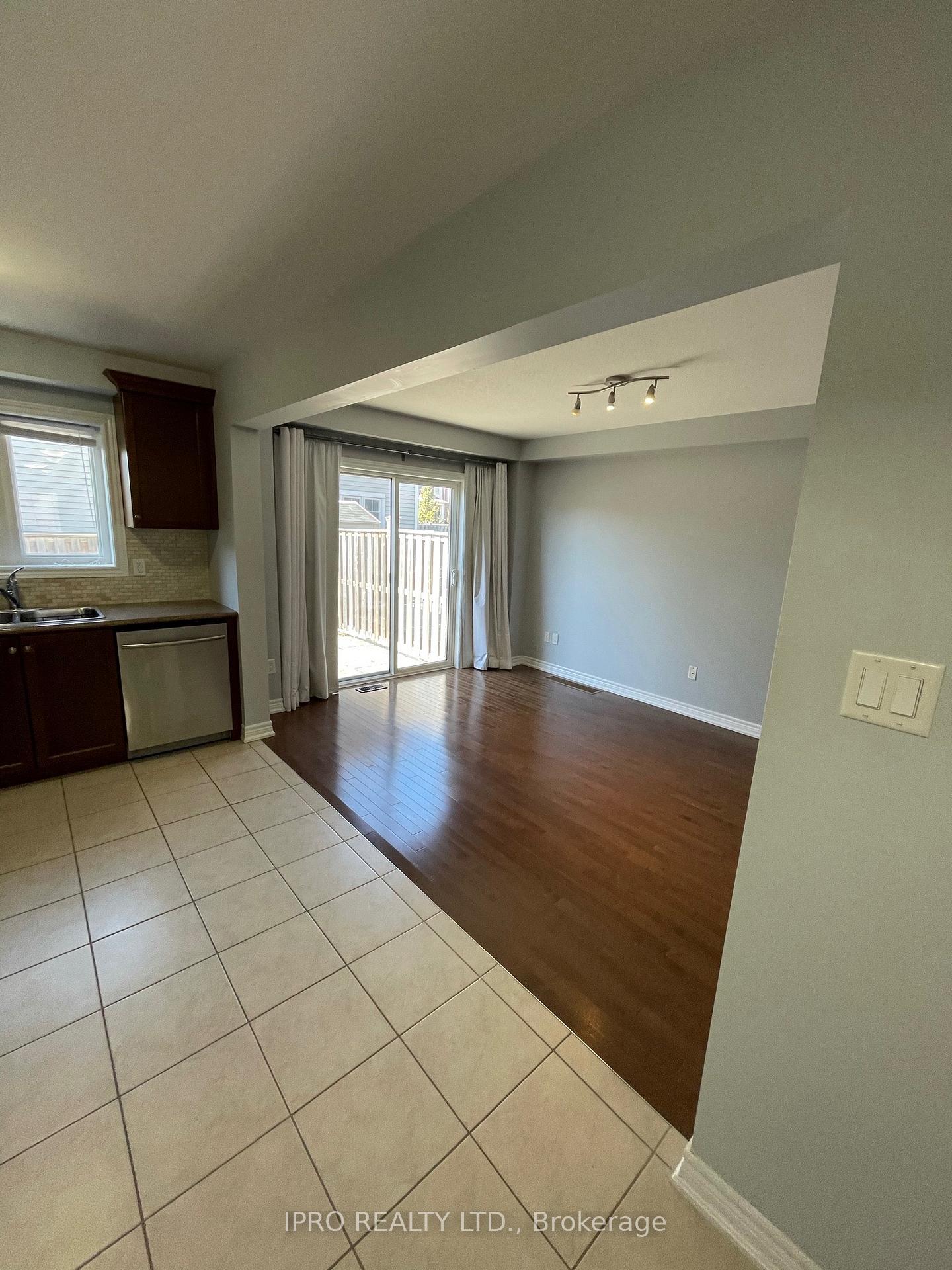 Photo 10 of Unit 2, 10 Pumpkin Pass, Hamilton, Binbrook — HOMEH