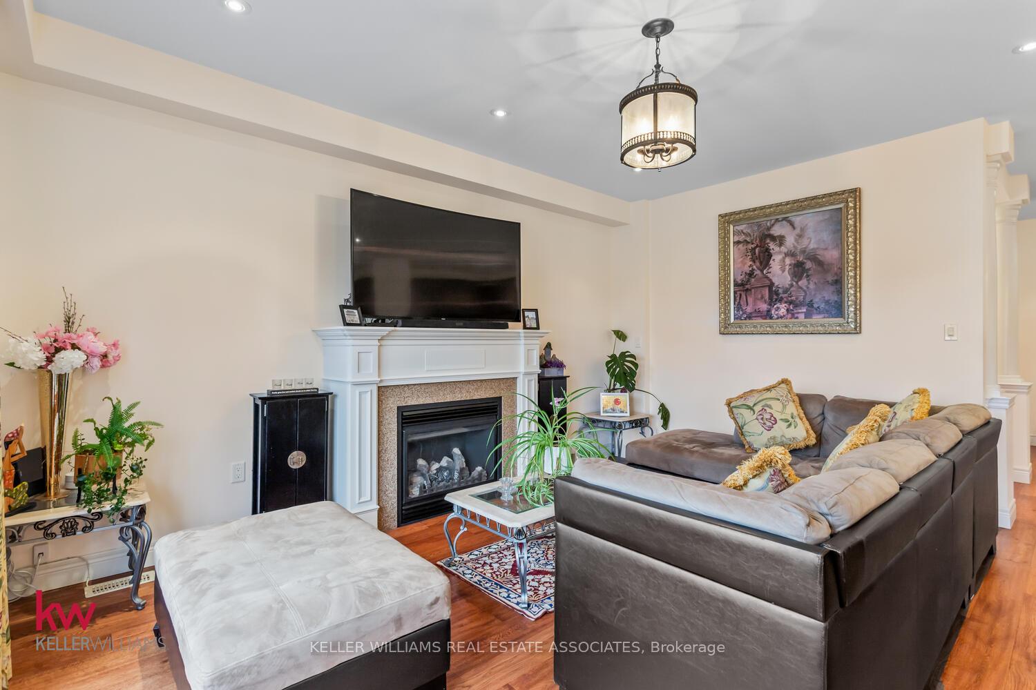 Photo 5 of 691 Robert Ferrie Drive, Kitchener — HOMEH