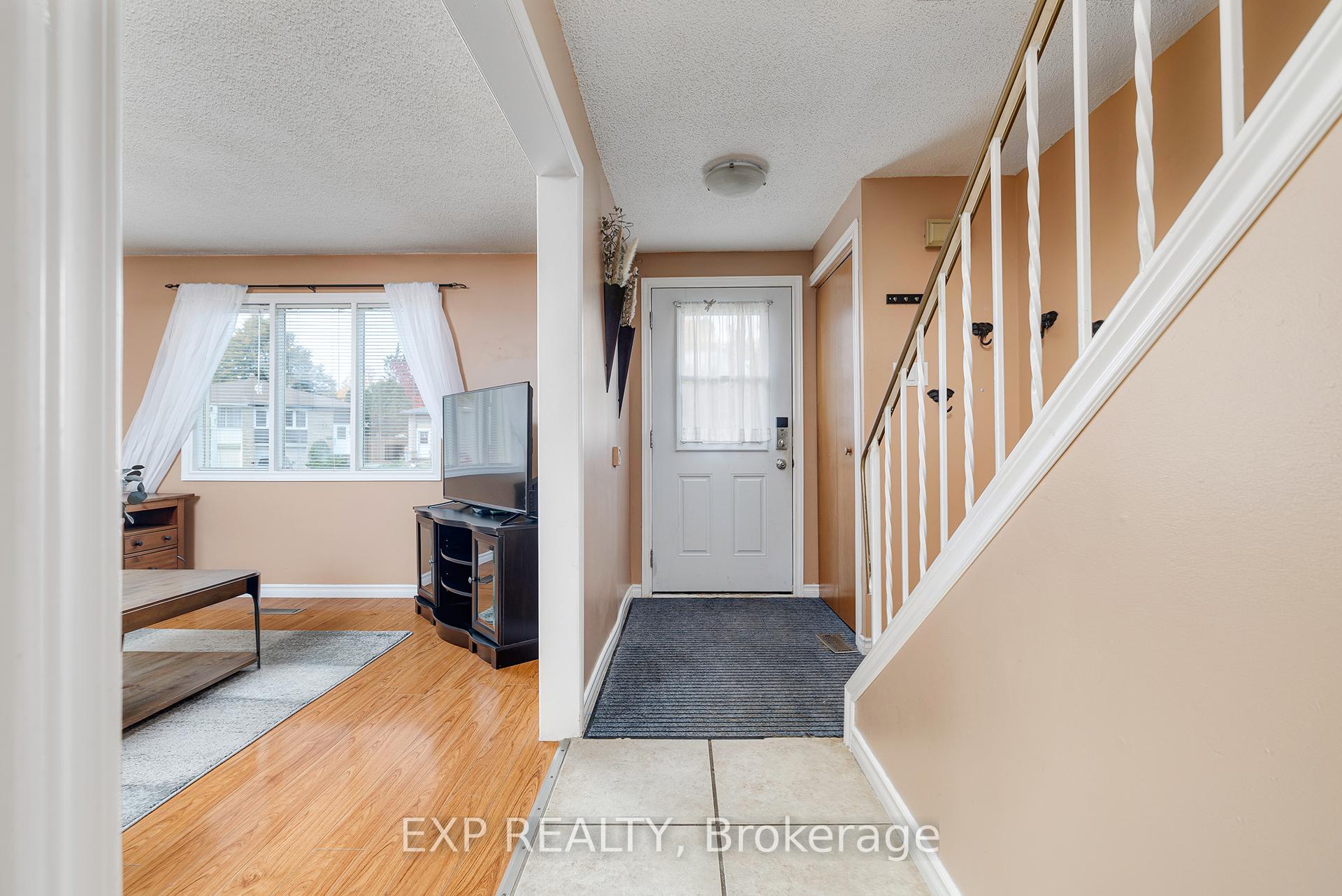 Photo 3 of 9 Harvest Court, Kitchener — HOMEH