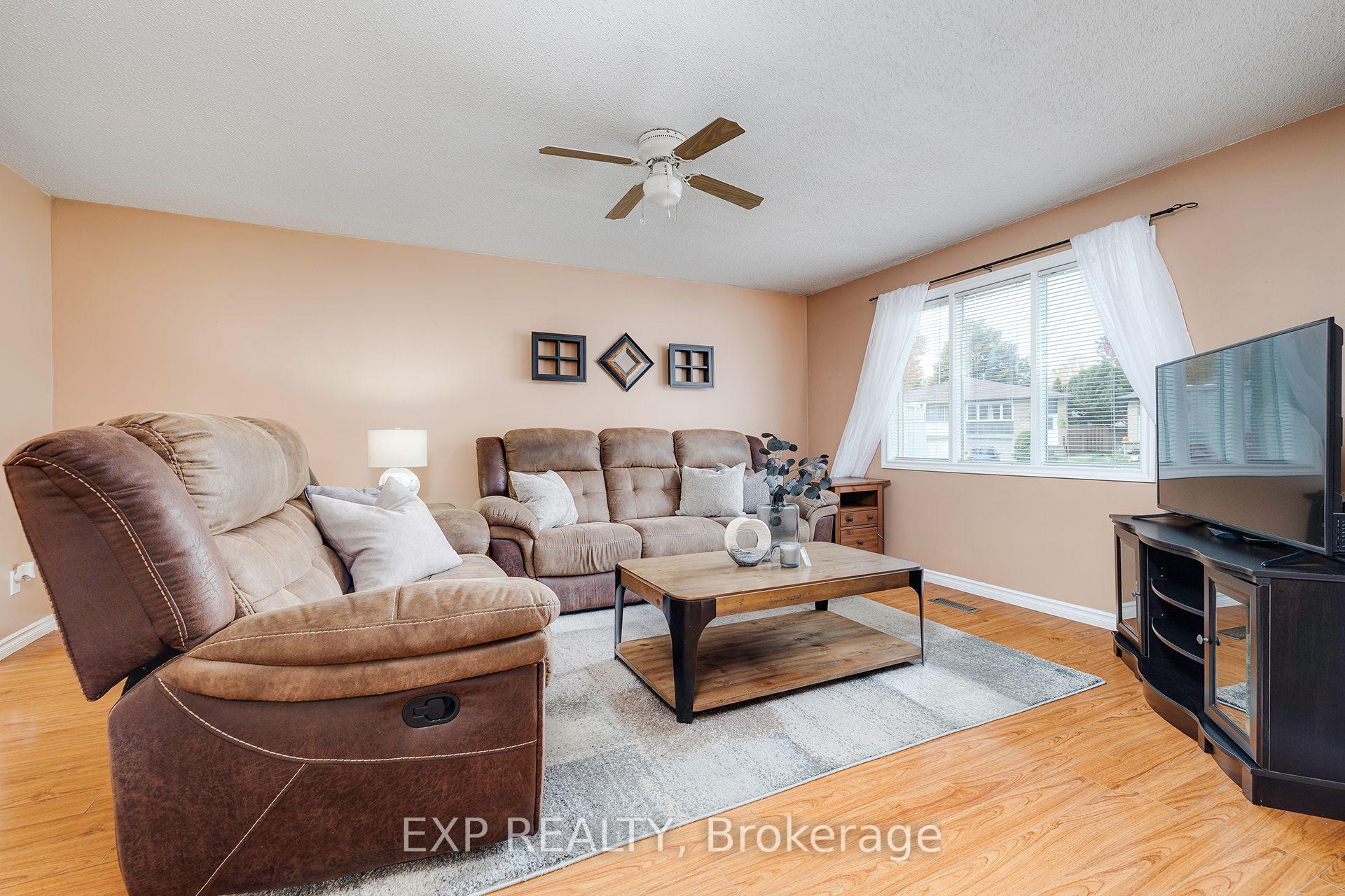 Photo 4 of 9 Harvest Court, Kitchener — HOMEH
