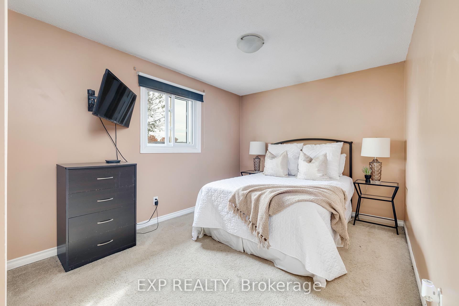 Photo 12 of 9 Harvest Court, Kitchener — HOMEH