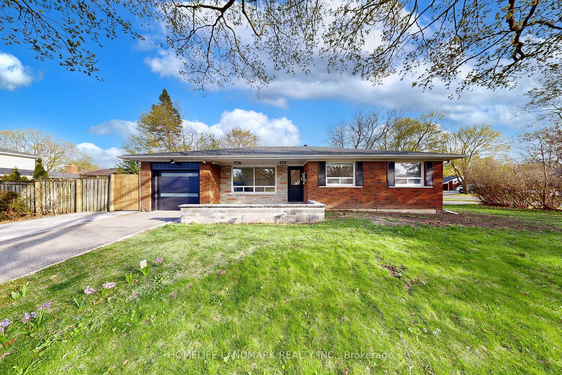 Photo 2 of 1 Valleycrest Avenue, Markham, Bullock — HOMEH