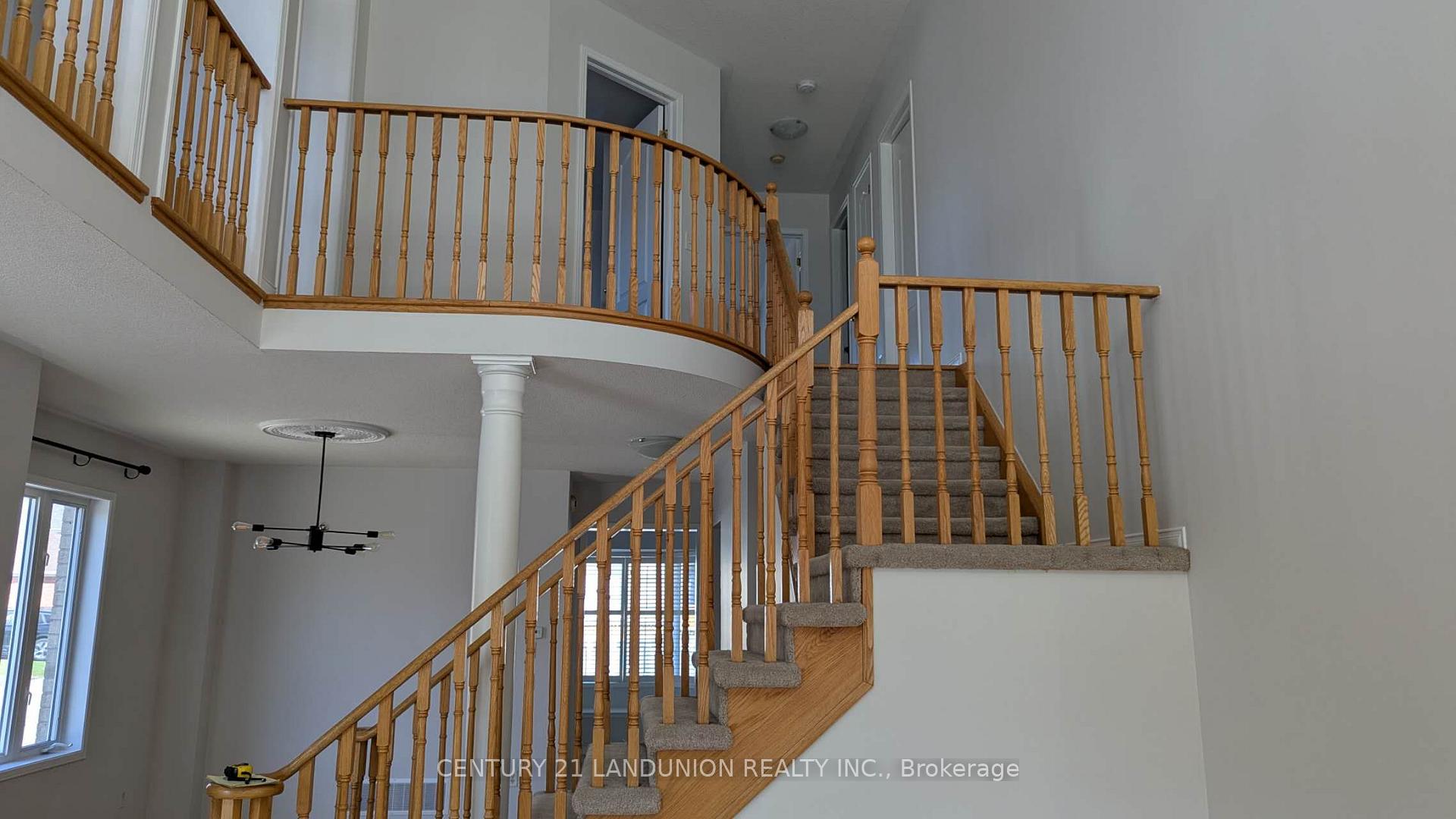 Photo 4 of 23 Wychwood Drive, Markham, Berczy — HOMEH
