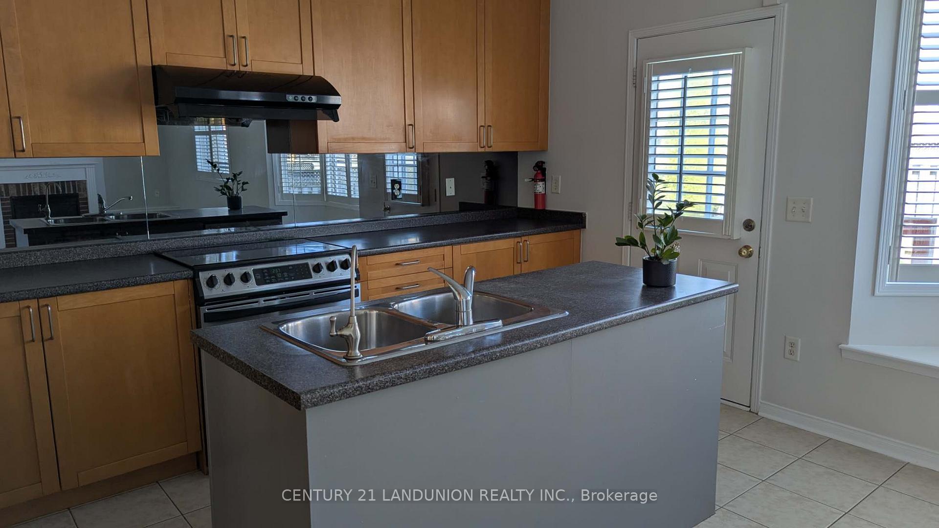 Photo 7 of 23 Wychwood Drive, Markham, Berczy — HOMEH