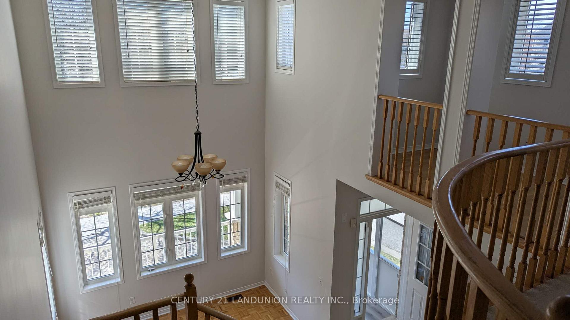 Photo 11 of 23 Wychwood Drive, Markham, Berczy — HOMEH