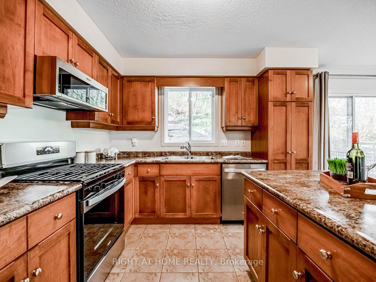 Photo 11 of 129 Upper Mercer Street, Kitchener — HOMEH