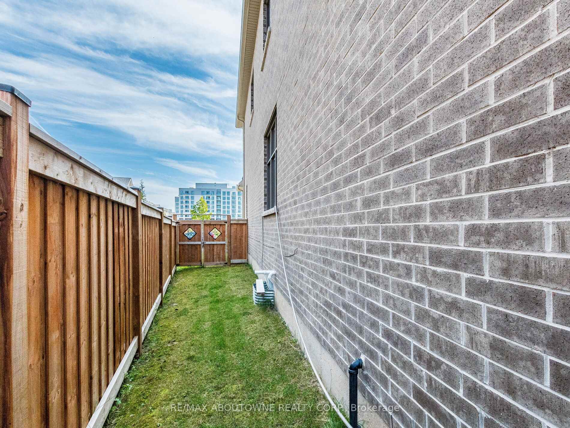 Photo 40 of 664 Aspen Terrace, Milton, Cobban — HOMEH