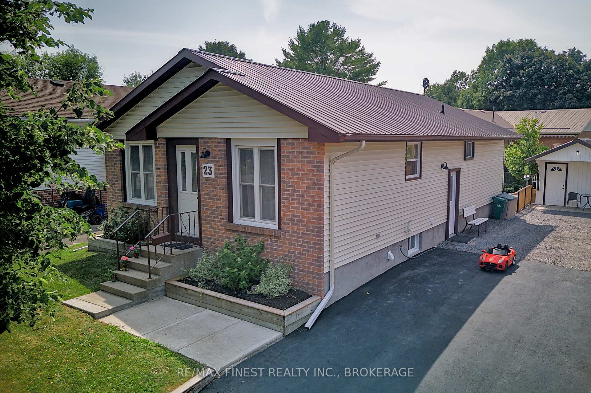 Photo 2 of 23 Dauphin Avenue, Kingston, Rideau — HOMEH